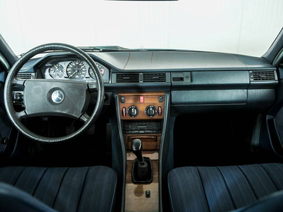 Bild 7/50 von Mercedes-Benz 230 E (1985)