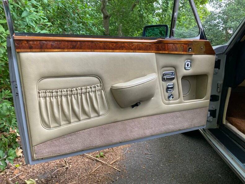 Image 21/50 de Bentley Corniche (1980)