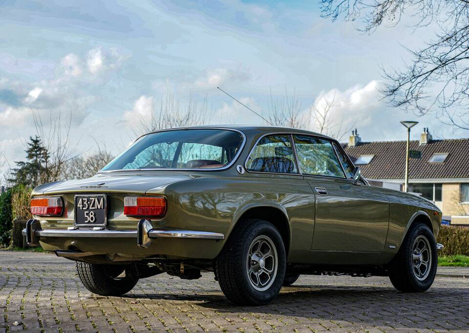 Image 8/8 of Alfa Romeo 2000 GT Veloce (1975)