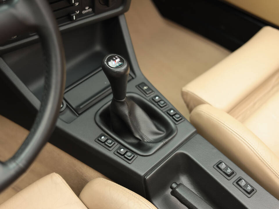 Image 22/83 de BMW 325i (1990)