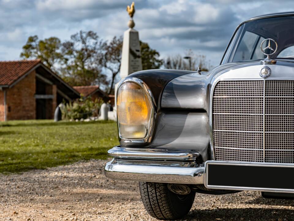 Image 2/86 of Mercedes-Benz 300 SE (1965)