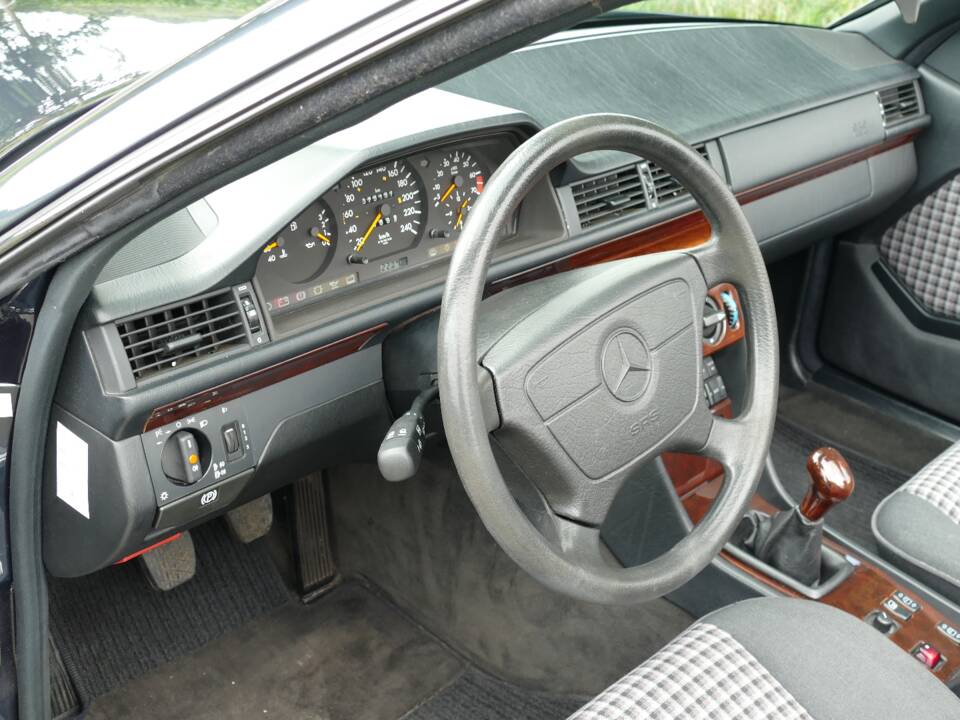 Bild 7/15 von Mercedes-Benz E 200 (1996)