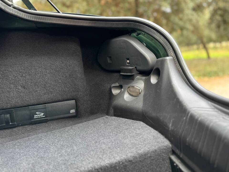 Image 23/40 de Jaguar XKR (1998)