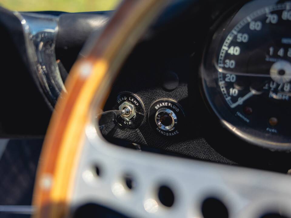 Image 44/50 de Jaguar E-Type (1969)