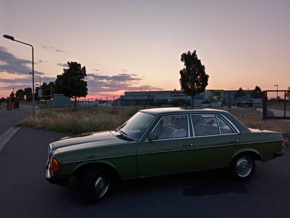 Bild 9/13 von Mercedes-Benz 200 (1980)