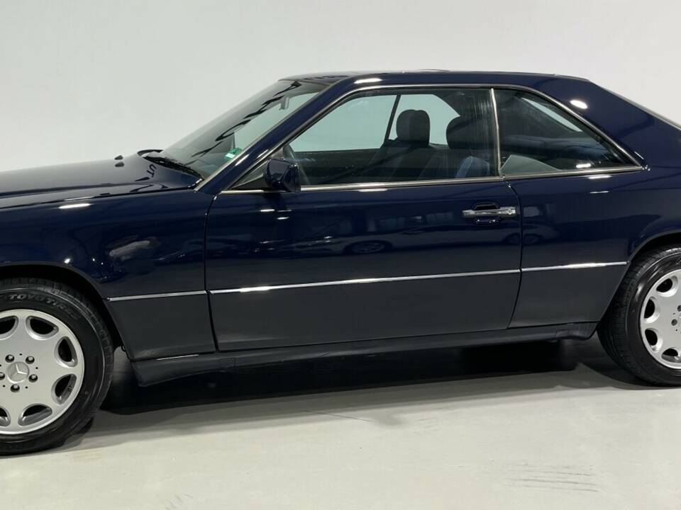 Image 2/23 de Mercedes-Benz 300 CE (1990)