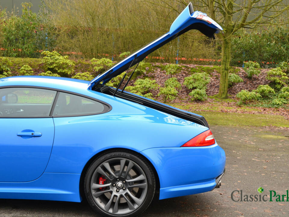 Immagine 42/50 di Jaguar XKR-S (2011)