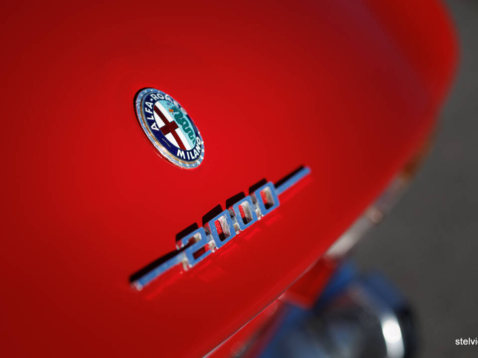 Image 26/43 of Alfa Romeo 2000 GT Veloce (1972)
