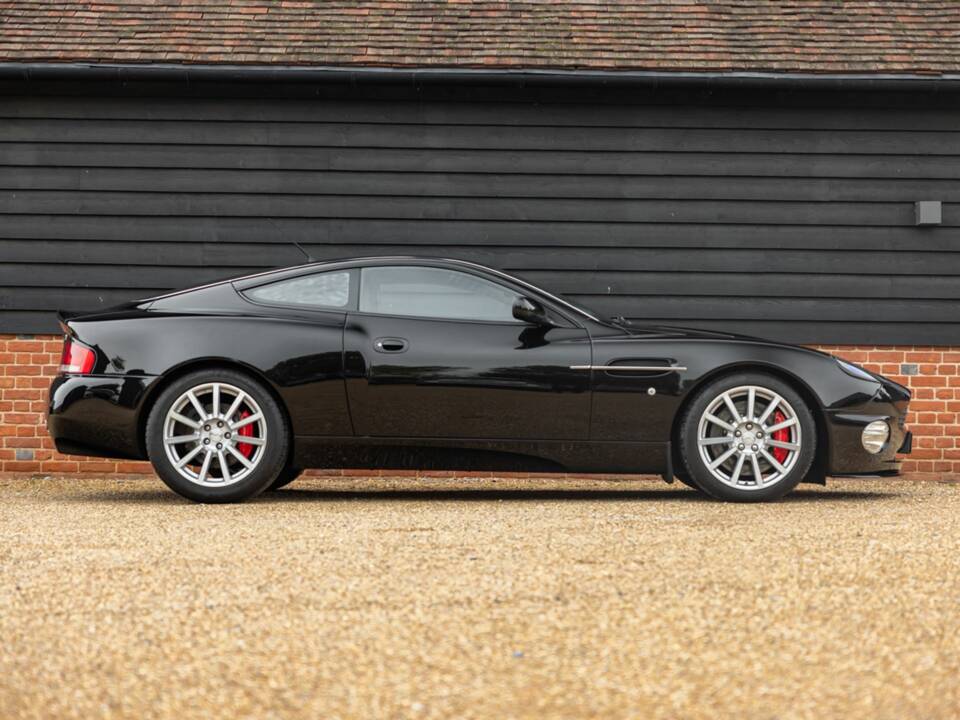 Image 2/50 de Aston Martin V12 Vanquish S (2007)