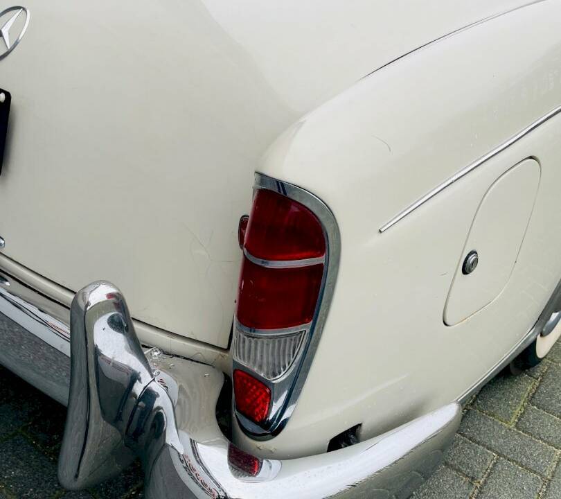 Image 13/36 de Mercedes-Benz 220 SE b (1961)