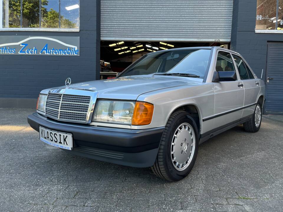 Image 2/89 de Mercedes-Benz 190 E 2.6 (1988)