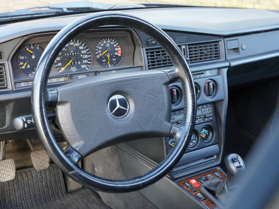 Immagine 42/50 di Mercedes-Benz 190 E 2.5-16 (1991)