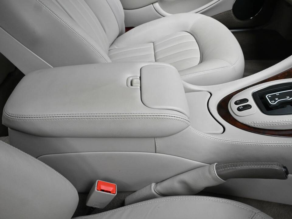 Immagine 37/50 di Jaguar XJ 8 Executive (2002)