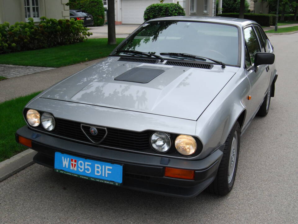 Image 3/23 de Alfa Romeo GTV 6 2.5 (1983)