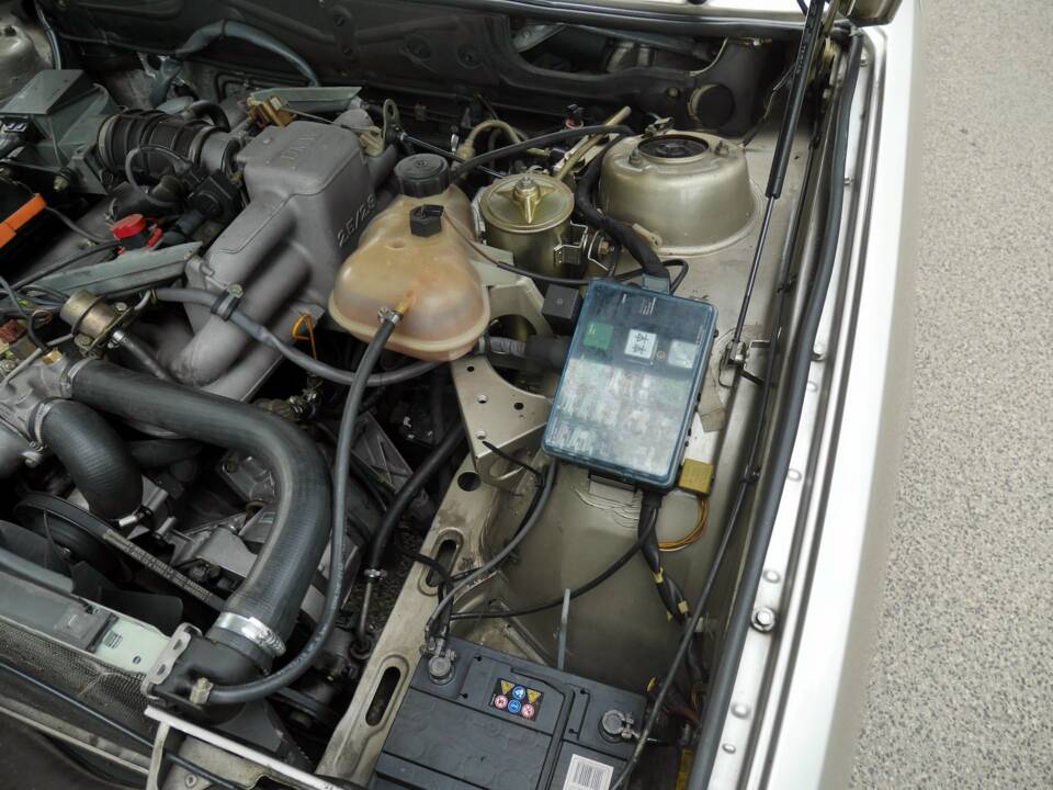 Image 37/42 of BMW 528i (1900)