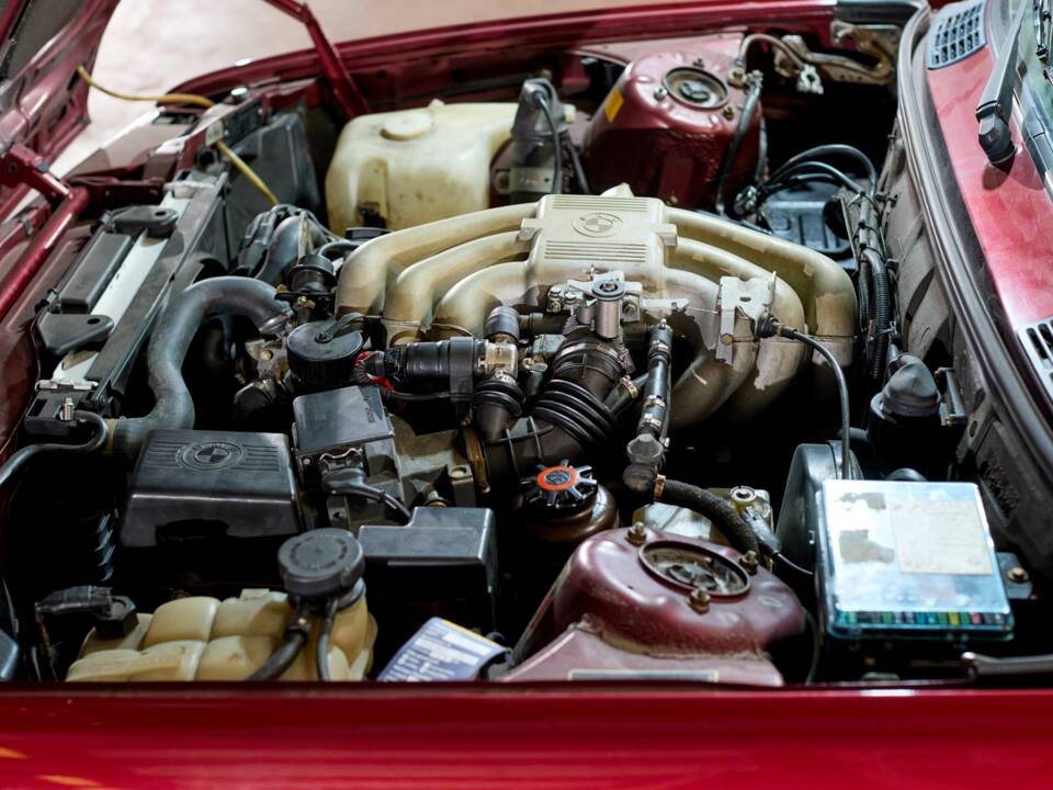 Image 44/45 of BMW 320i (1990)