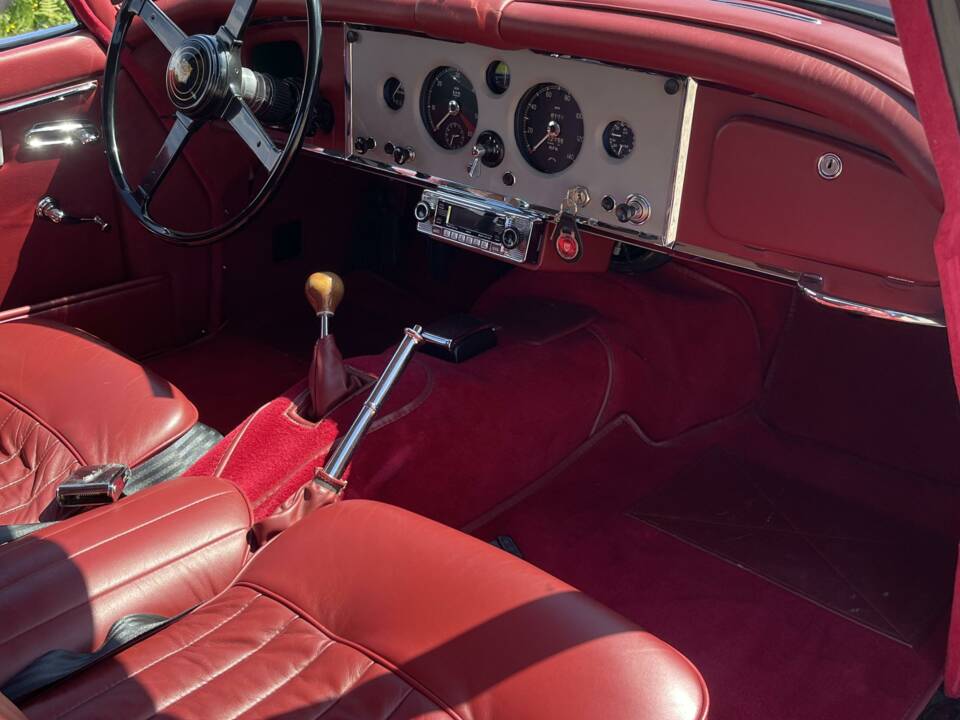Image 8/12 of Jaguar XK 150 OTS (1958)