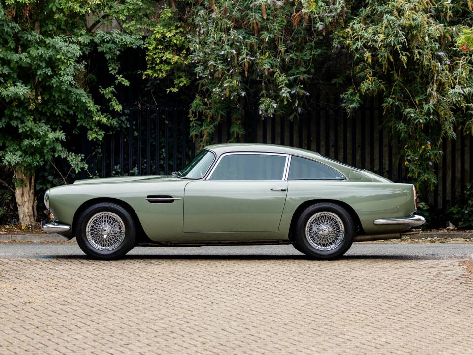 Image 2/50 de Aston Martin DB 4 (1960)