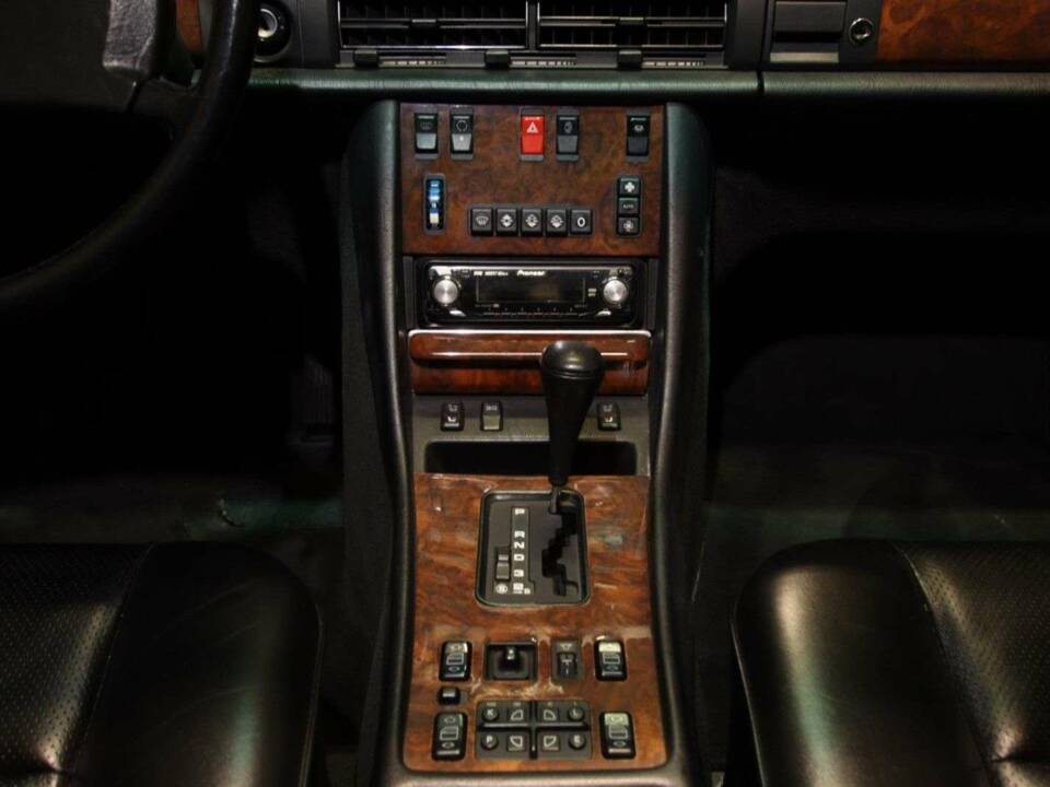 Image 14/30 of Mercedes-Benz 560 SEC (1988)