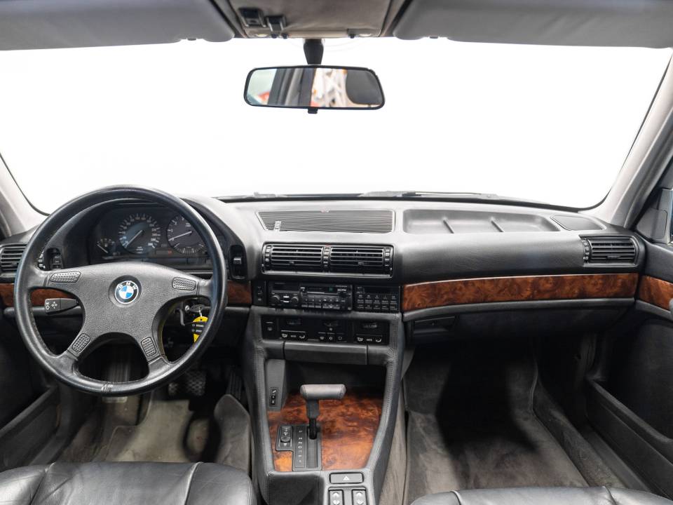 Image 26/38 de BMW 750iL (1988)