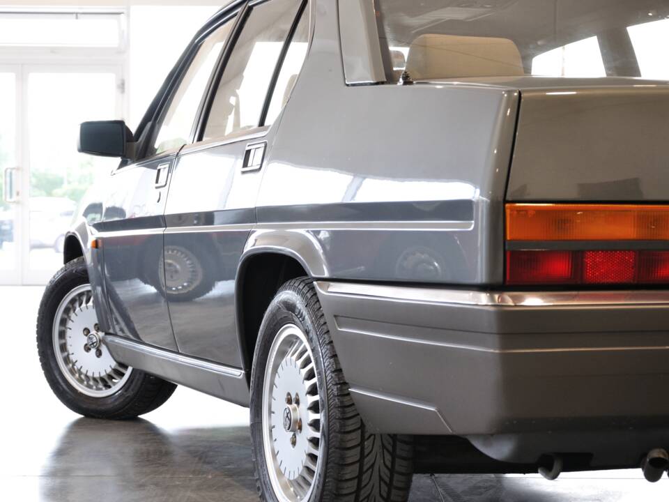 Bild 4/21 von Alfa Romeo 90 2.5 Quadrifoglio Oro (1985)