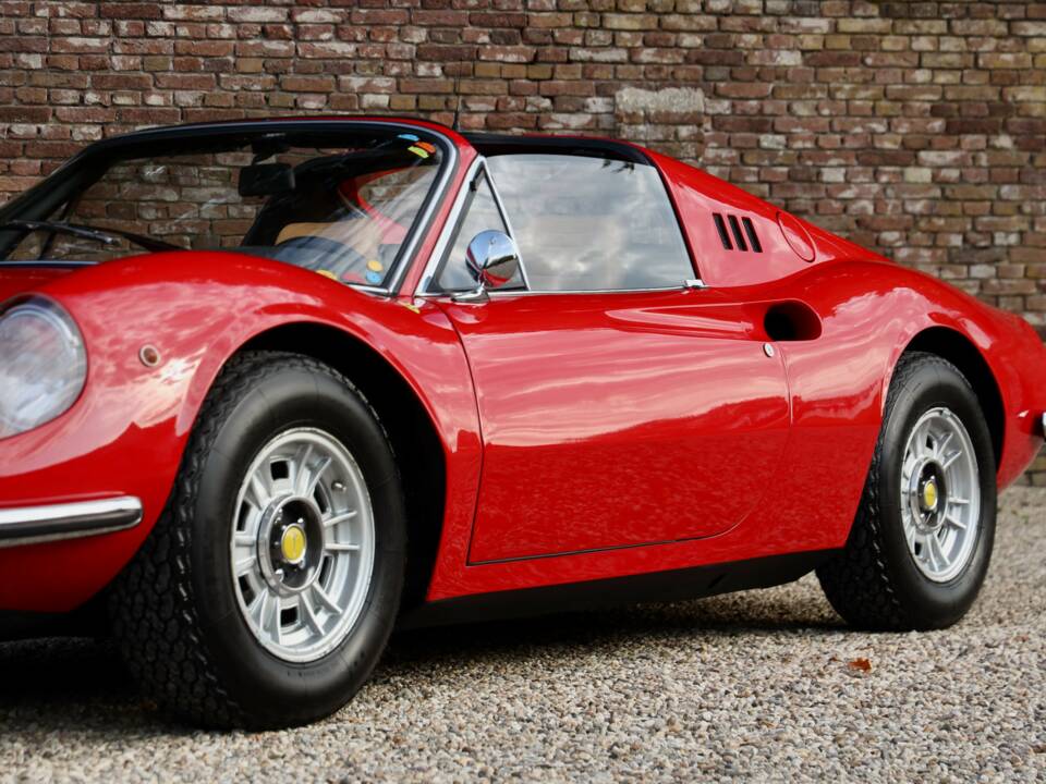 Image 34/50 of Ferrari Dino 246 GTS (1974)