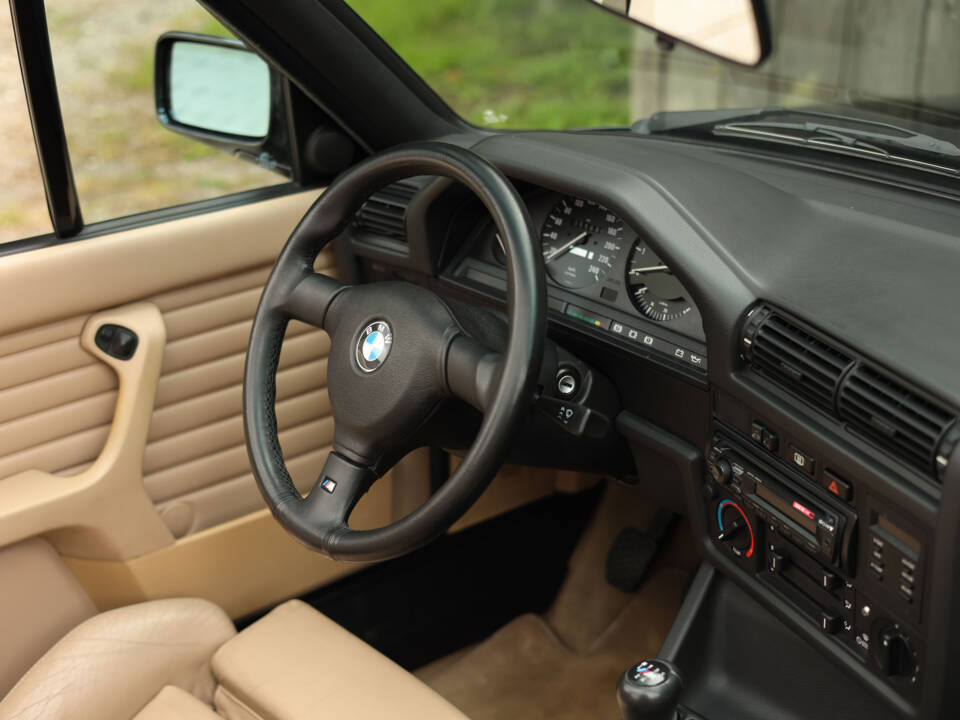 Image 19/83 de BMW 325i (1990)