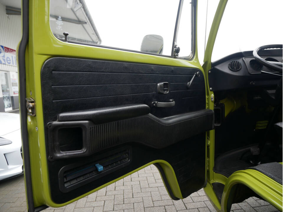 Immagine 14/21 di Volkswagen T2b Deluxe (1975)