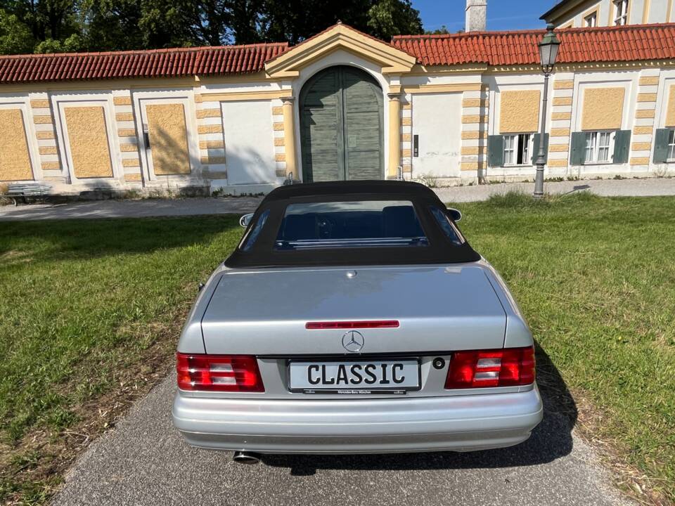 Image 10/91 of Mercedes-Benz SL 320 "Final Edition" (2001)