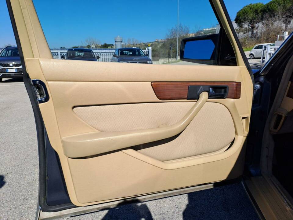 Image 43/50 of Mercedes-Benz 300 SE (1990)