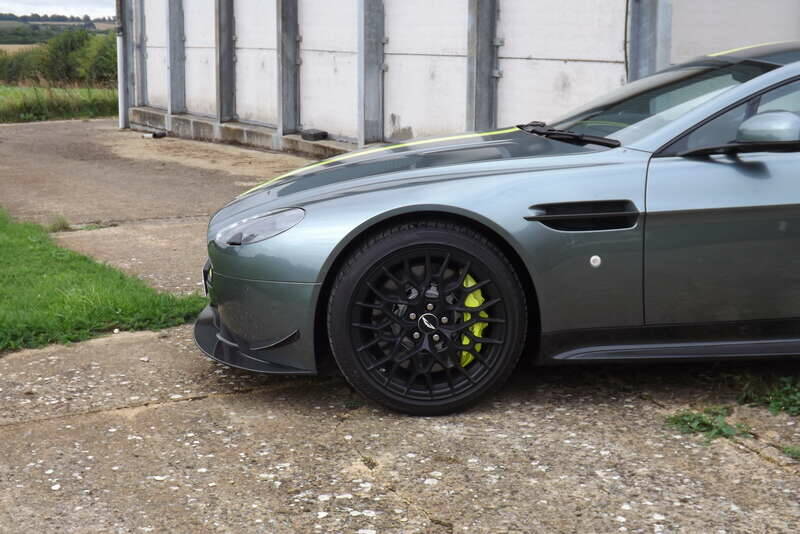 Afbeelding 38/39 van Aston Martin V8 Vantage AMR (2017)