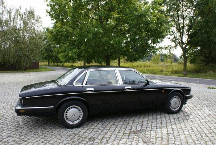 Image 2/6 de Daimler XJ 6 4.0 (1990)