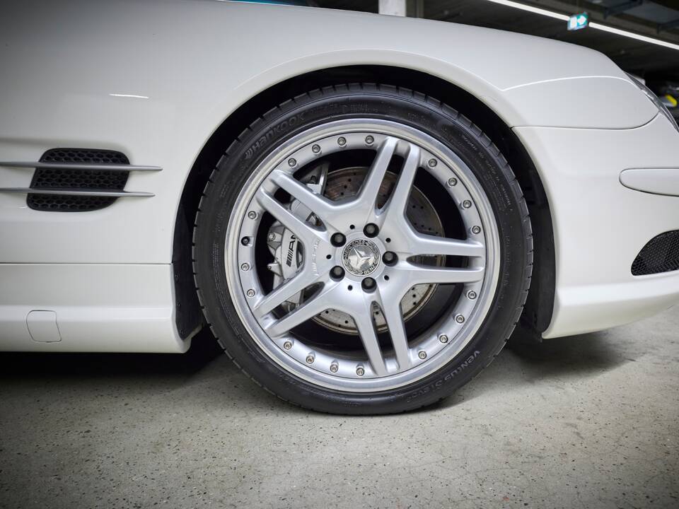 Image 36/99 de Mercedes-Benz SL 55 AMG (2005)