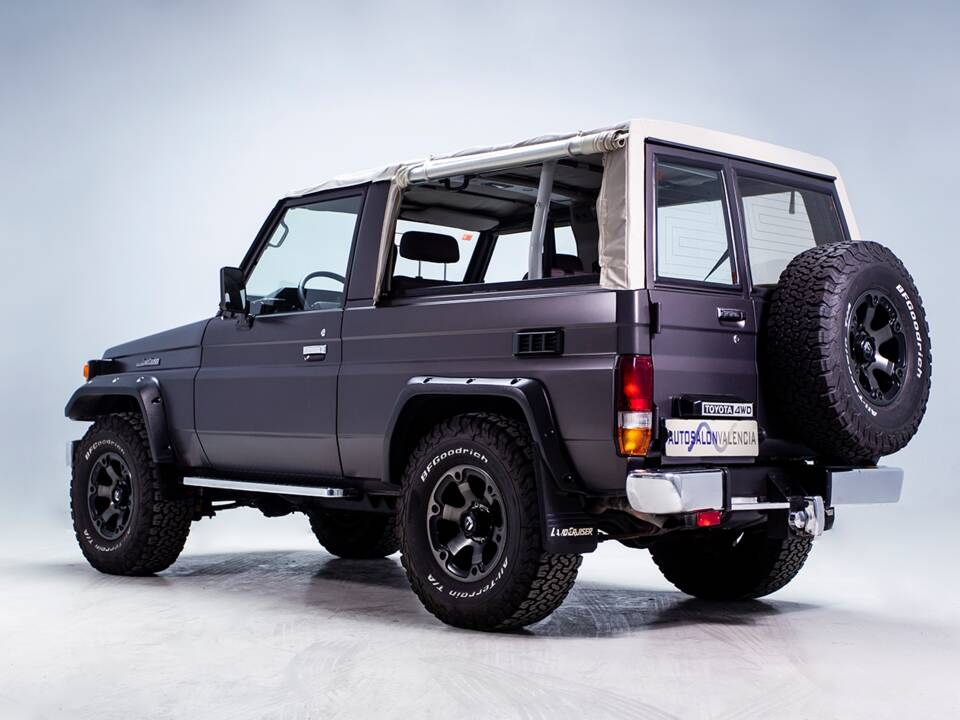 Image 10/42 of Toyota Land Cruiser FJ 62 (1985)