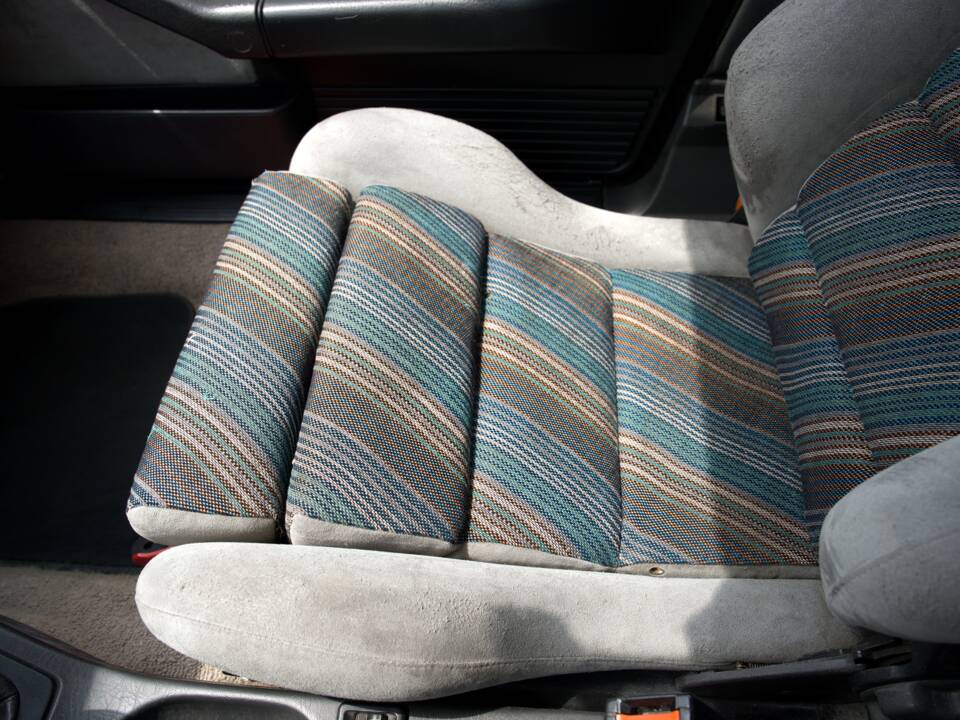 Image 42/47 of Lancia Delta HF Integrale (1988)
