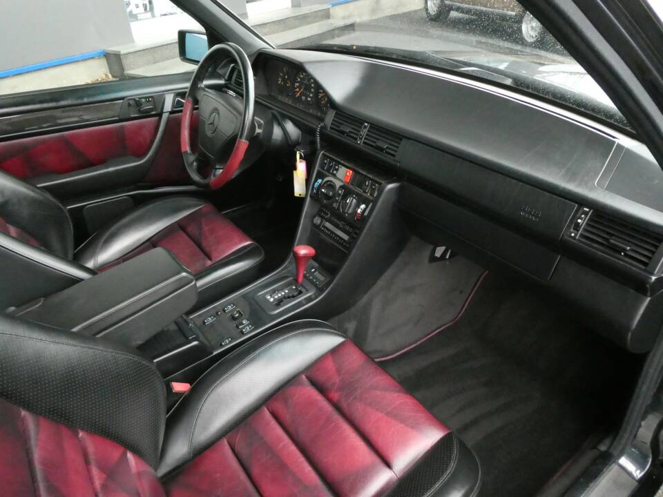 Bild 12/22 von Mercedes-Benz E 500 Limited (1994)