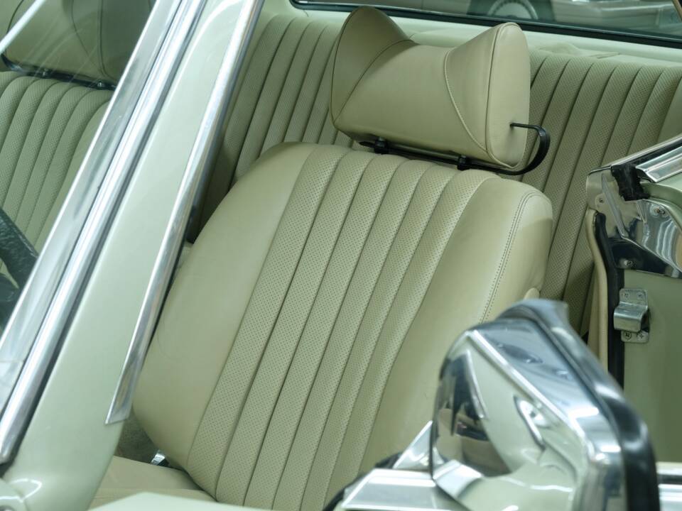 Image 14/50 de Mercedes-Benz 450 SLC 5,0 (1978)