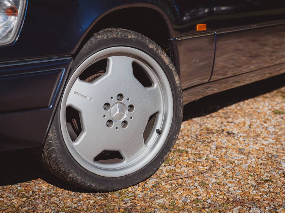 Imagen 11/41 de Mercedes-Benz E 220 (1995)