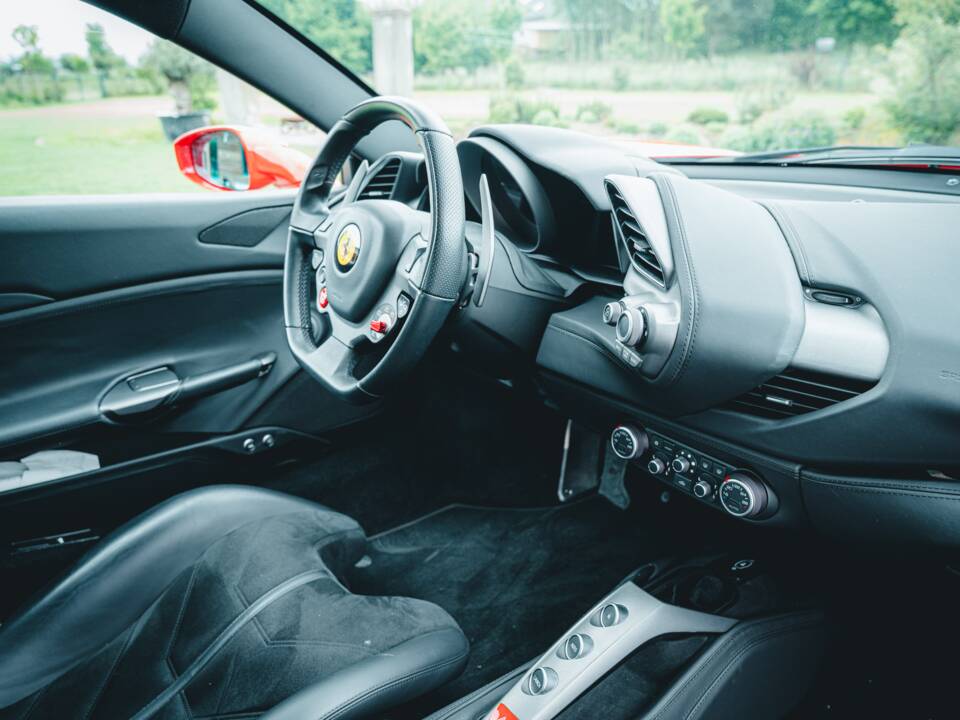 Image 40/56 of Ferrari 488 GTB (2020)