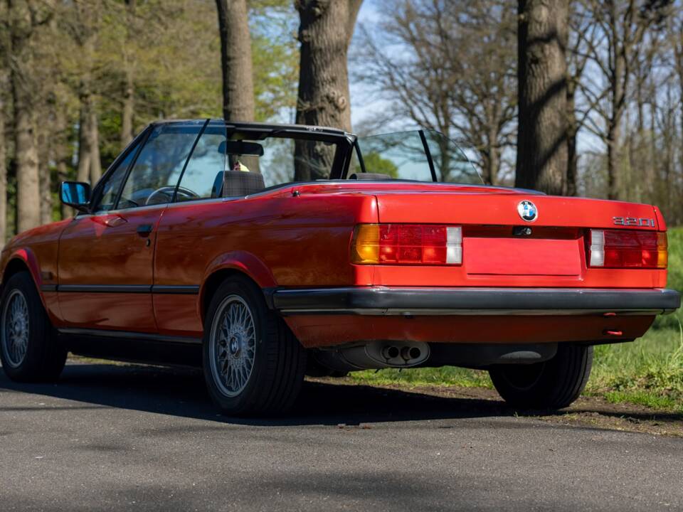 Image 5/8 of BMW 320i (1990)