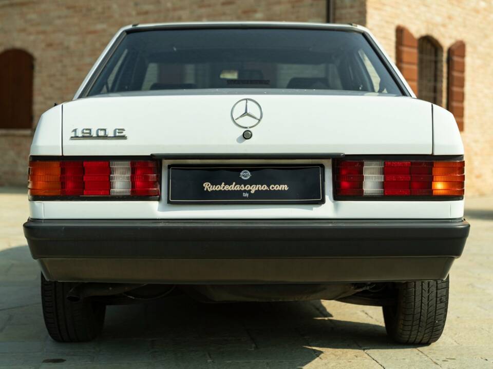 Immagine 8/45 di Mercedes-Benz 190 E (1987)