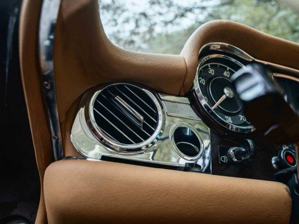 Image 22/28 of Mercedes-Benz 280 SL (1971)