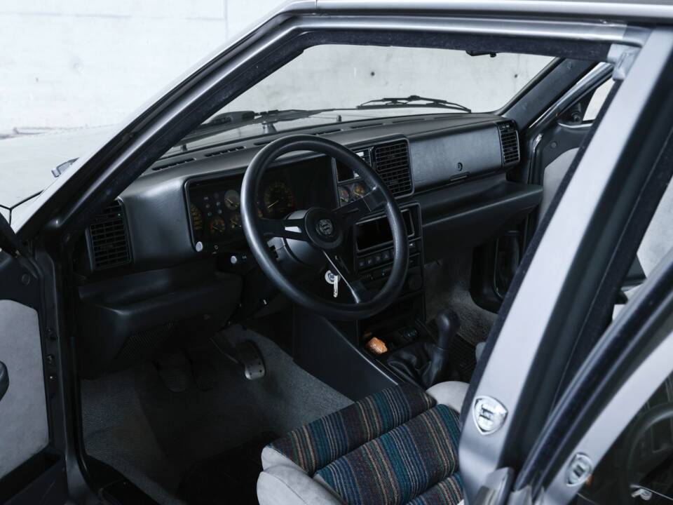 Image 25/50 of Lancia Delta HF Integrale (1988)