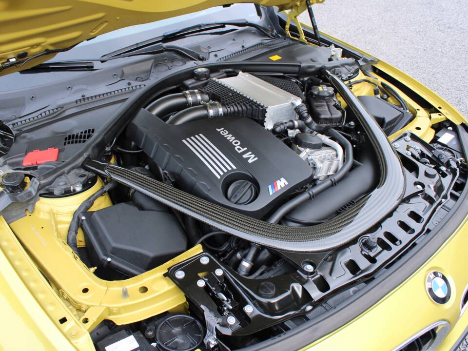 Image 77/98 of BMW M4 (2014)