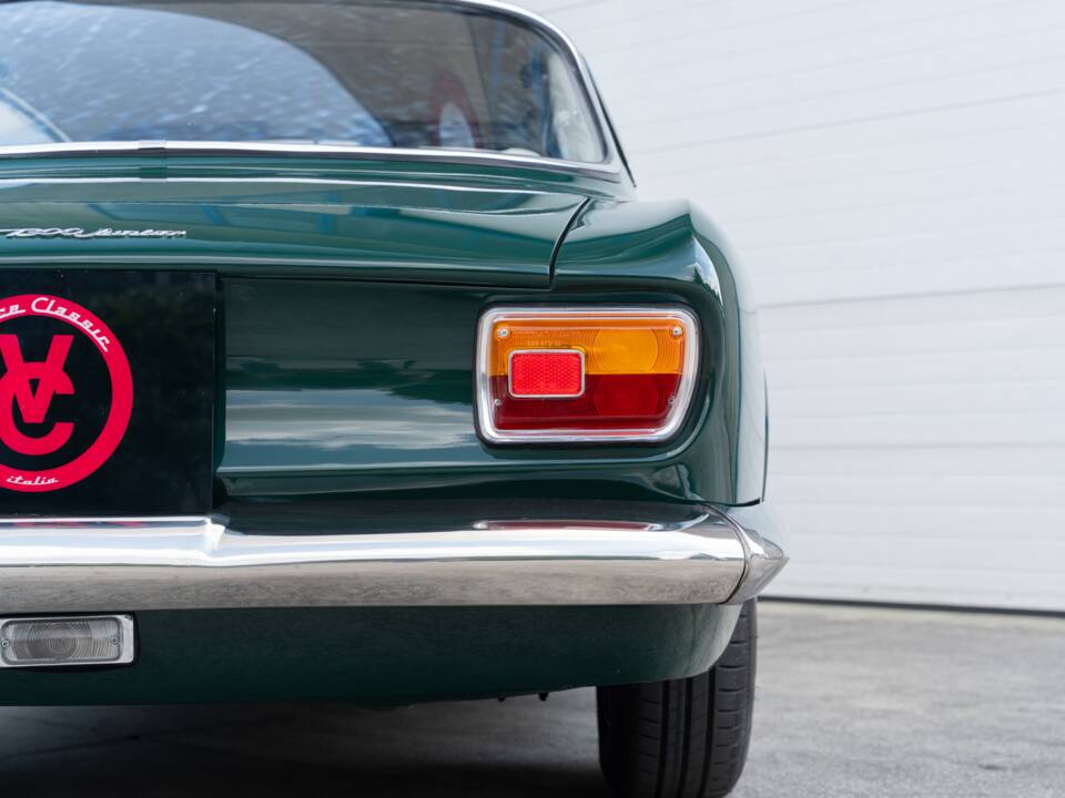 Image 26/83 of Alfa Romeo Giulia GT 1300 Junior (1968)