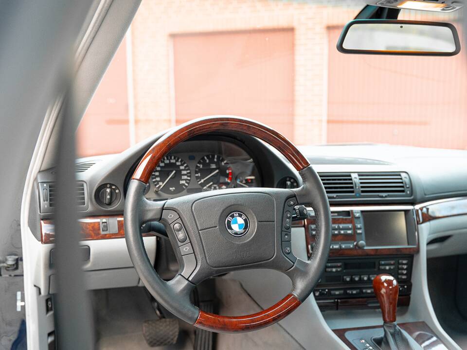 Image 45/55 of BMW 740i (1997)