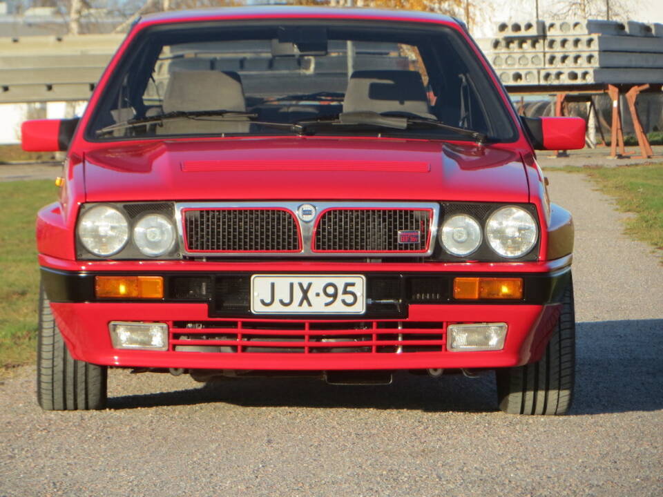 Image 18/85 of Lancia Delta HF Integrale 16V (1990)