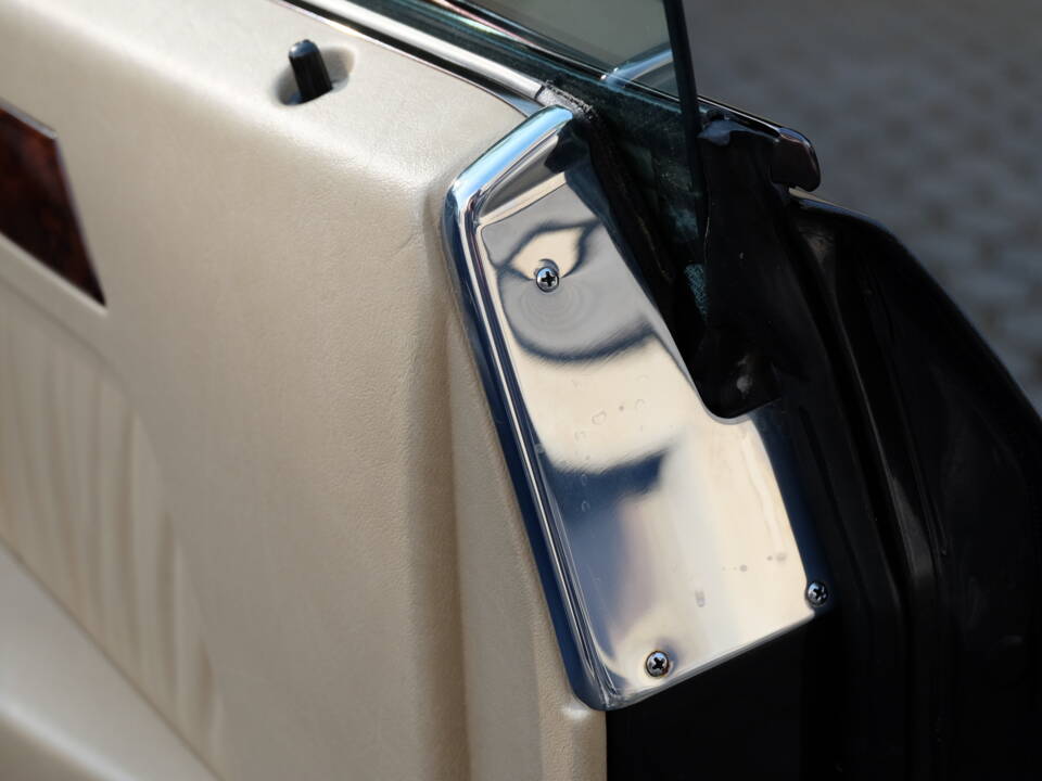 Image 31/63 of Mercedes-Benz 300 CE (1991)