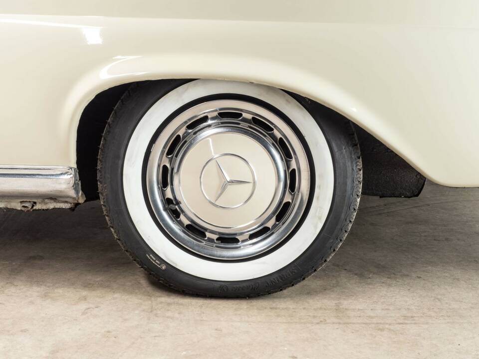 Image 16/54 of Mercedes-Benz 220 SE b (1963)