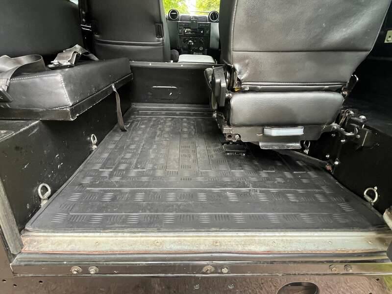 Image 18/25 of Land Rover Defender 90 TD4 (2010)